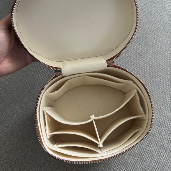 NEW SAIE VANITY CASE - Picture 5 of 5